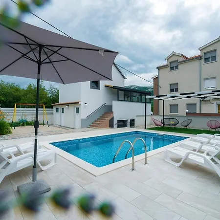 Luxury With Gallery, Heated Pool Only For You-klis Cro Apartment