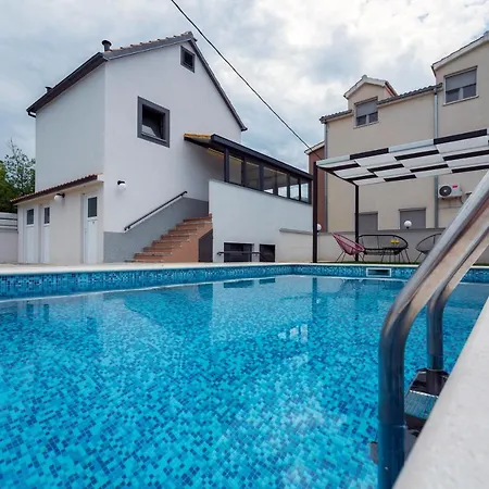 Luxury With Gallery, Heated Pool Only For You-klis Cro Apartment