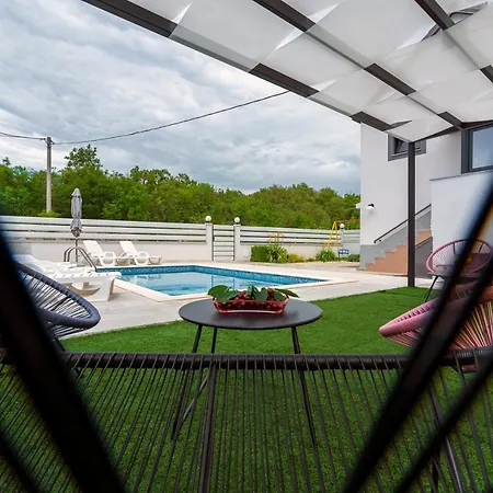 Luxury With Gallery, Heated Pool Only For You-klis Cro Apartment *