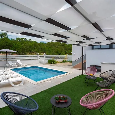 Apartment Luxury With Gallery, Heated Pool Only For You-klis Cro