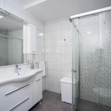 Luxury With Gallery, Heated Pool Only For You-klis Cro Klis