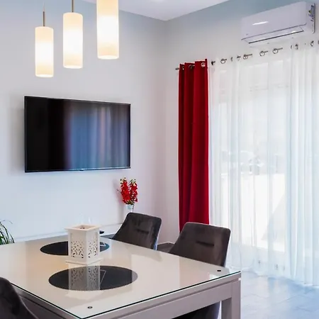 Apartment Luxury With Gallery, Heated Pool Only For You-klis Cro