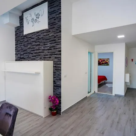 Apartment Luxury With Gallery, Heated Pool Only For You-klis Cro *