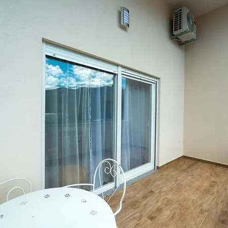 Luxury With Gallery, Heated Pool Only For You-klis Cro *